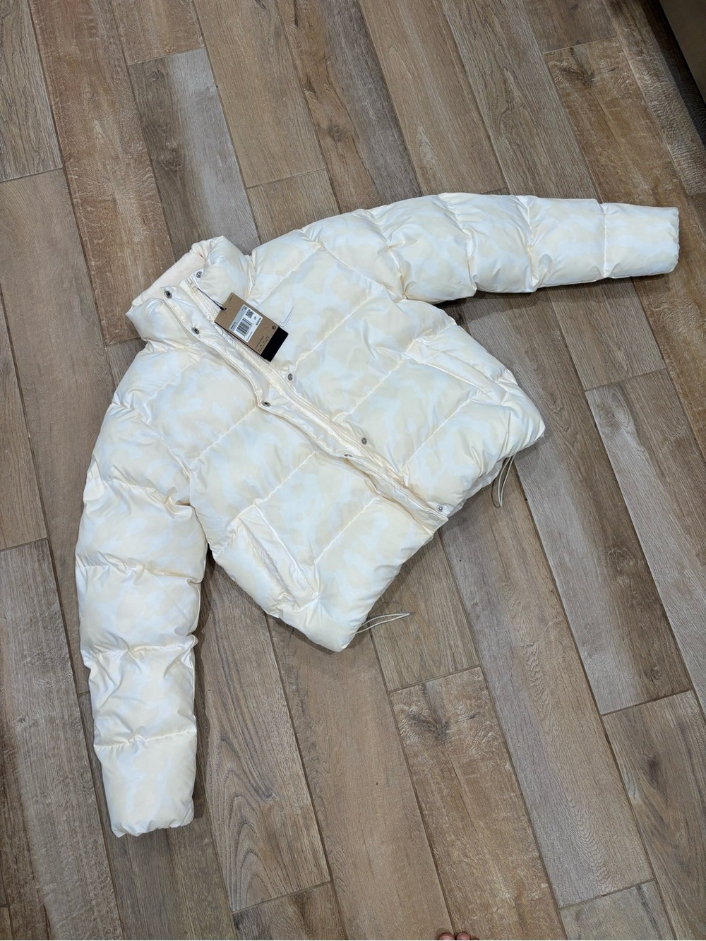Nike Therma Fit Women’s Size XS Hidden Hoodie Puffer Jacket Ivory | HV5101-110